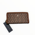 Cartera de mujer cafe con Relieves del Logo